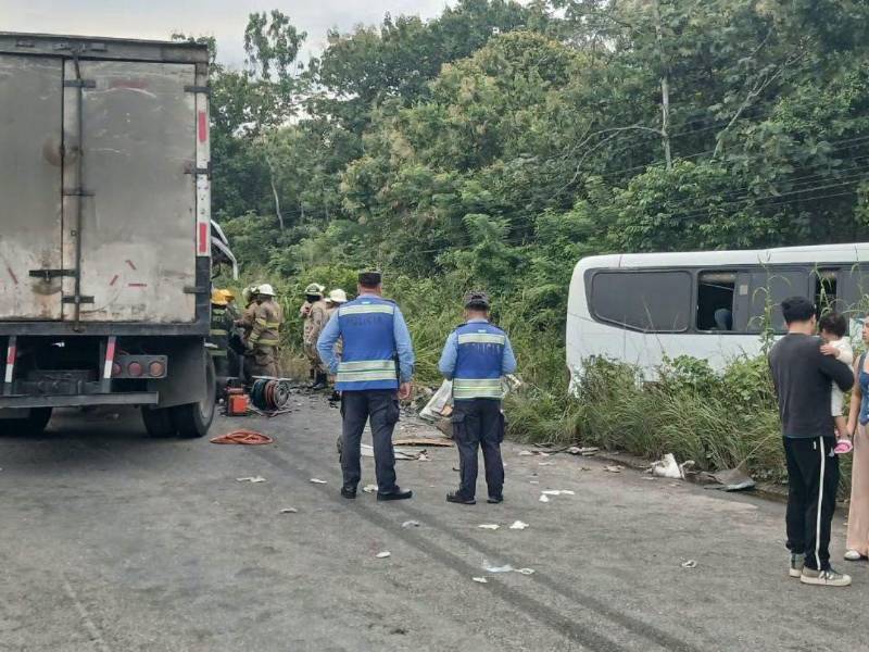 Camión y bus involucrados en el accidente de tránsito.