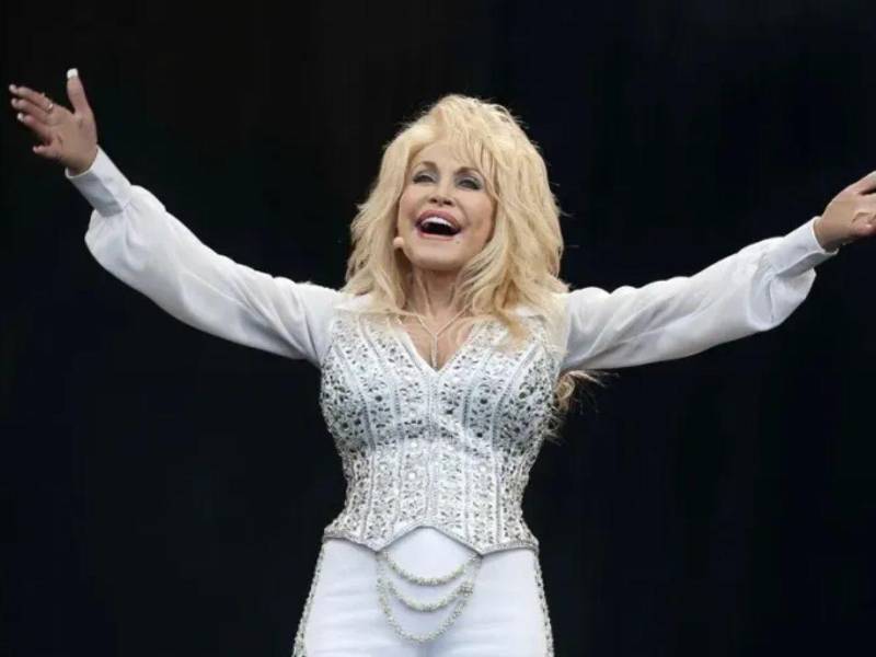 Foto en vida de Dolly Parton, legendaria estrella de la música country.