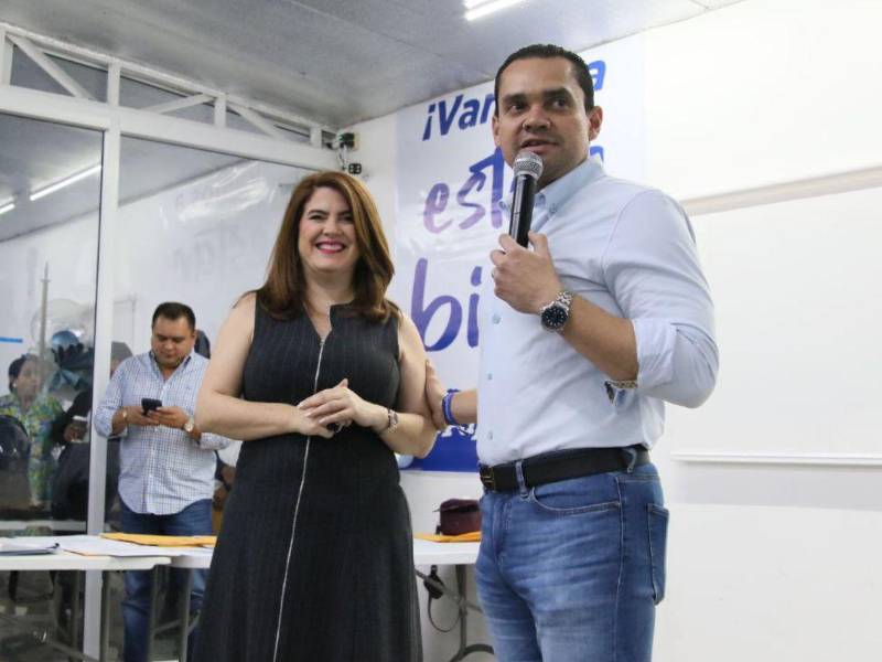 Cossette López durante la entrega de credenciales a diputados electos del Partido Nacional.