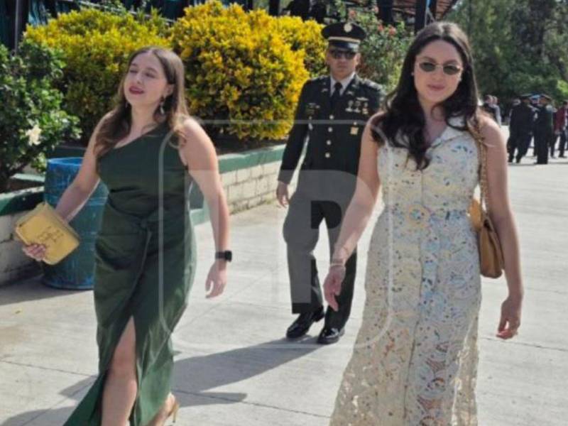 Daniela e Isabela Hernández asistieron a la ceremonia de traspaso de mando de las Fuerzas Armadas de Honduras en agradecimiento a uno de los pocos amigos que estuvieron con su papá en el juicio de Nueva York.