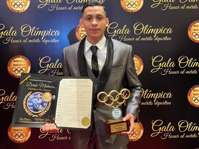 Derek Midence recibiendo su reconocimiento por ser medalla de oro en los Juegos Centroamericanos 2025.