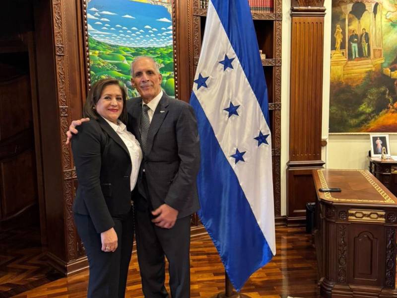 López y el presidente Asfura posan después de la juramentación de la nueva delegada presidencial.