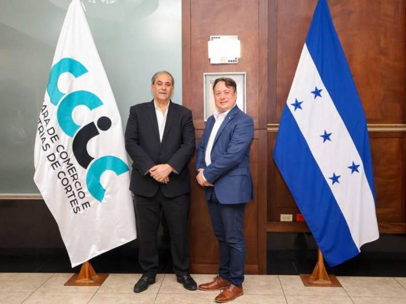 El presidente de la CCIC, Karim Qubain y el ministro de Desarrollo Económico, Eddy Ordóñez, conversan tras finalizar la reunión con la junta directiva.