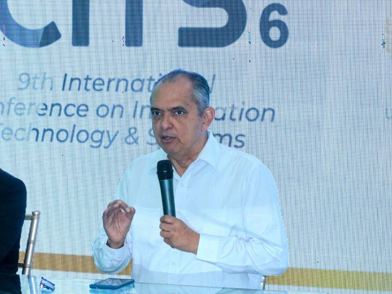 Doctor Javier Mejía, rector de UTH.