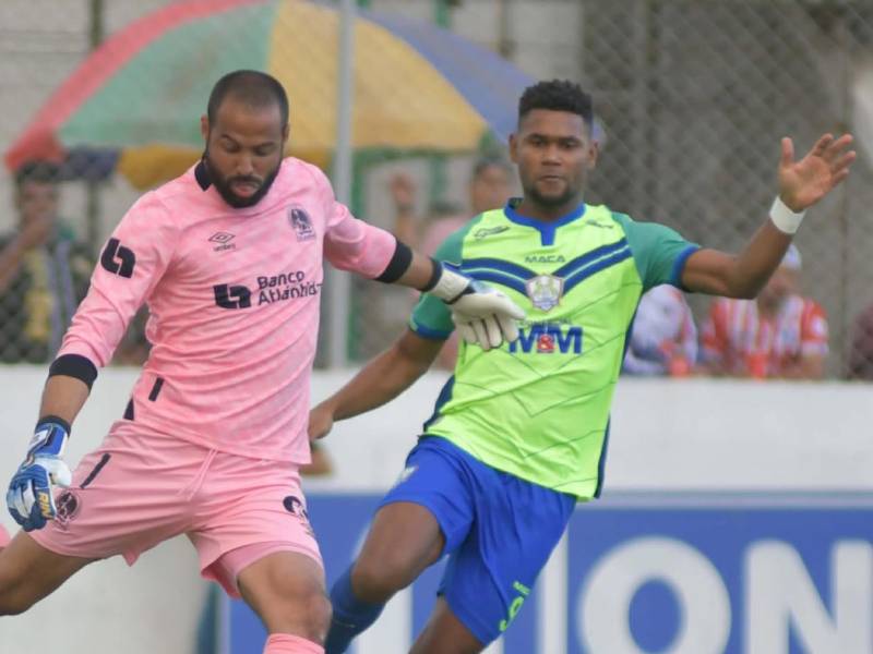 Edrick Menjívar despeja el balón ante la marca del panameño Jorlián Sánchez.