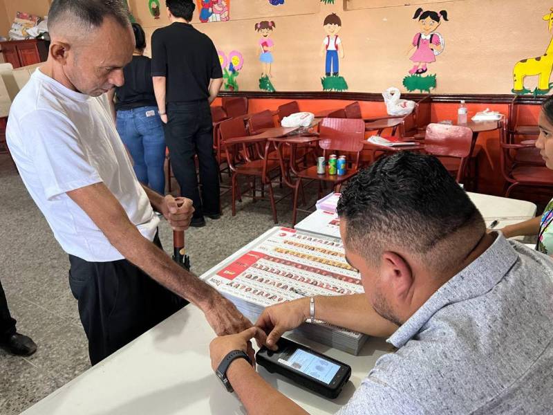 Algunas de las inconsistiencias que se reportaron fueron con el lector biométrico. Se espera que este centro básico extienda el tiempo de votación por estos atrasos.