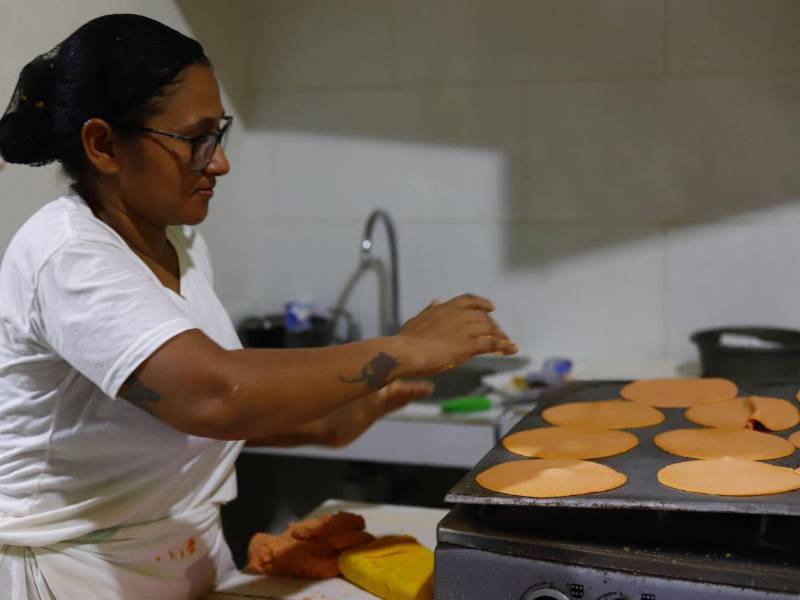 En el mercado Guamilito también hacen tortillas para tacos que compran los restaurantes medianos y pequeños de la ciudad.