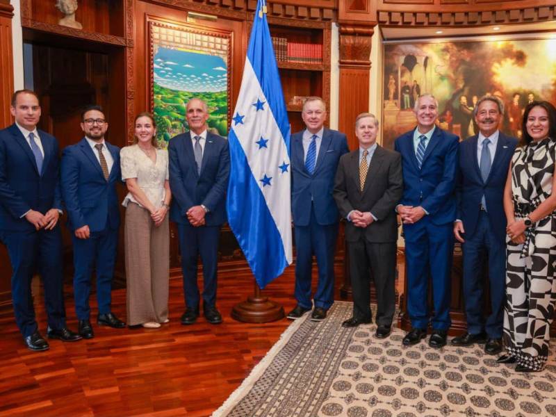 El presidente de Honduras, Nasry Asfura, reunido con el director ejecutivo global de IBEX, Bob Dechant; y el ministro de Inversiones, Epaminondas Marinakys, entre otros.