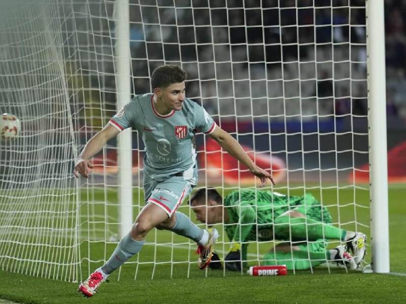 Julián Álvarez anotó el primer gol para Atlético de Madrid ante Barcelona.
