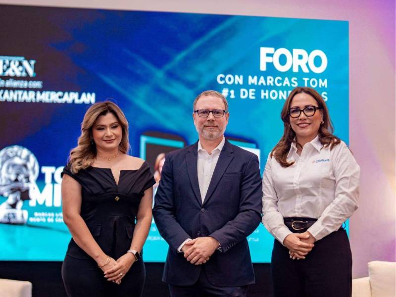 Emma Mejía de Valladares, Allan Deware y Gina Villamizar participaron en el evento Top of Mind (TOM) 2024 de Centroamérica, organizado por la Revista Estrategia &amp; Negocios y Kantar Mercaplan.