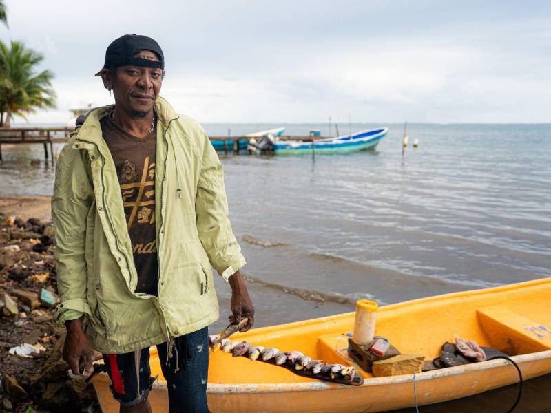El pescador Elvis Lambert frente a su captura de hoy. “Hoy necesito el doble de tiempo para pescar la misma cantidad que hace diez años”.