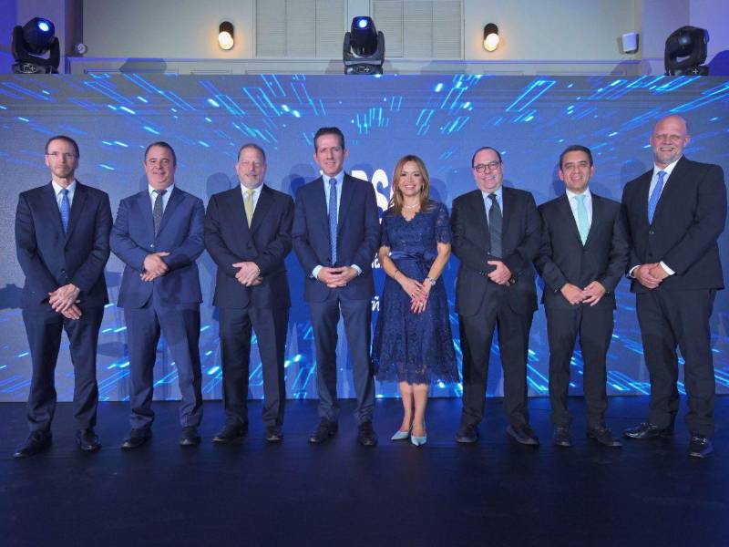 Ejecutivos de Grupo Financiero BSC presentes en la celebración del décimo aniversario, evento realizado en San Salvador.