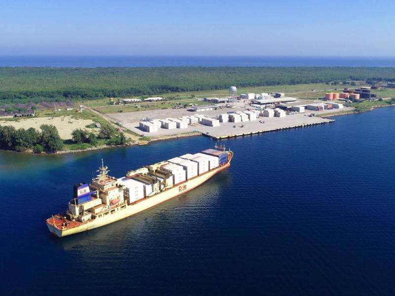En la Base Naval de Puerto Castilla se proyecta reforzar la seguridad marítima mediante nuevos equipos, cámaras hiperbáricas y la posible incorporación de navíos para aumentar la vigilancia en aguas territoriales hondureñas.