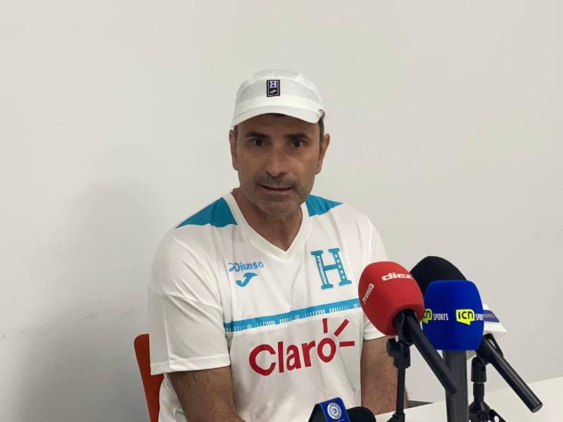 José Francisco Molina atendió este martes a los medios de comunicación que ya están en España.