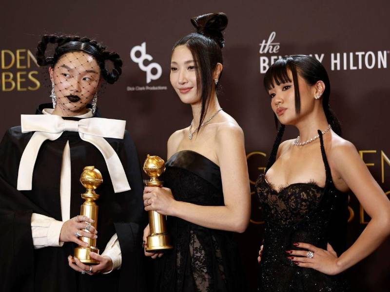 Fotografía de archivo del 11 de enero de 2026 que muestra a las integrantes del grupo musical 'KPop Demon Hunters', Audrey Nuna, Ejae y Rei Ami posando durante la gala anual de los premios Globo de Oro en California, Estados Unidos.