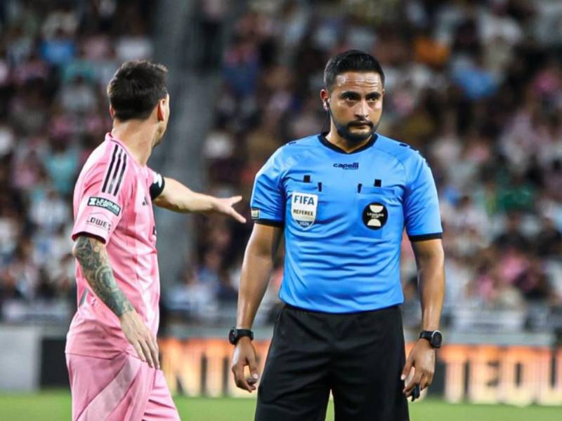 El reclamo de Messi al árbitro Said Martínez tras una decisión tomada por el tocapito catracho.