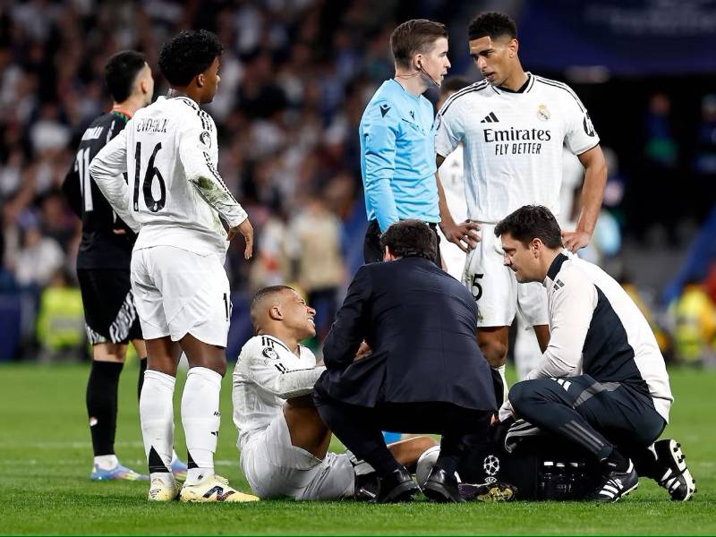 Kylian Mbappé fue atendido por los médicos del Real Madrid en el campo y no pudo seguir en el partido.