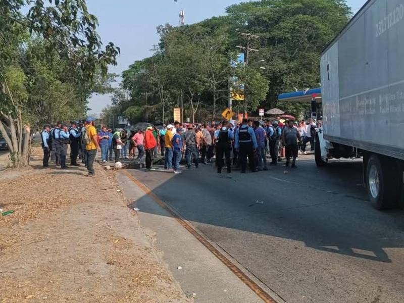 Los socios de Koriun ayer se enfrentaron a los policías con piedras y palos.