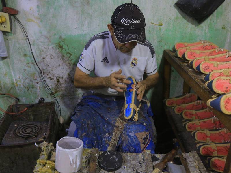 Entre telas, cuero, madera y herramientas, los artesanos sampedranos mantienen vivos oficios tradicionales que, pese a los cambios del mercado y el paso de las generaciones, continúan siendo fuente de trabajo y sustento para sus familias.