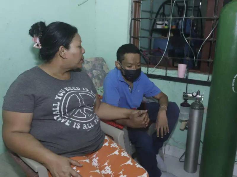 Denis Omar y su madre Suyapa, conversan con el equipo de Diario LA PRENSA durante una visita en la colonia Sandoval Sorto en marzo de 2026.
