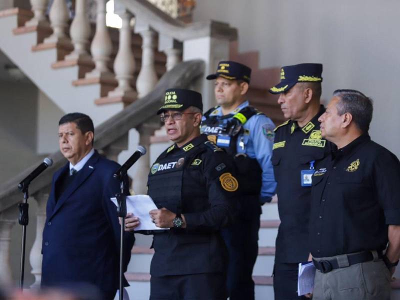 Autoridades durante una conferencia de prensa ofrecida este lunes.