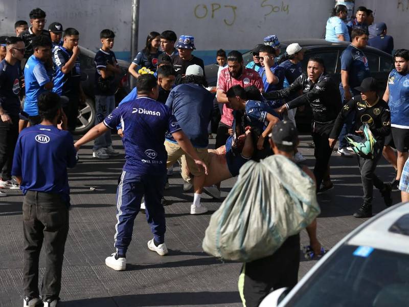 Un aficionado motagüense fue cargado por otros hinchas.