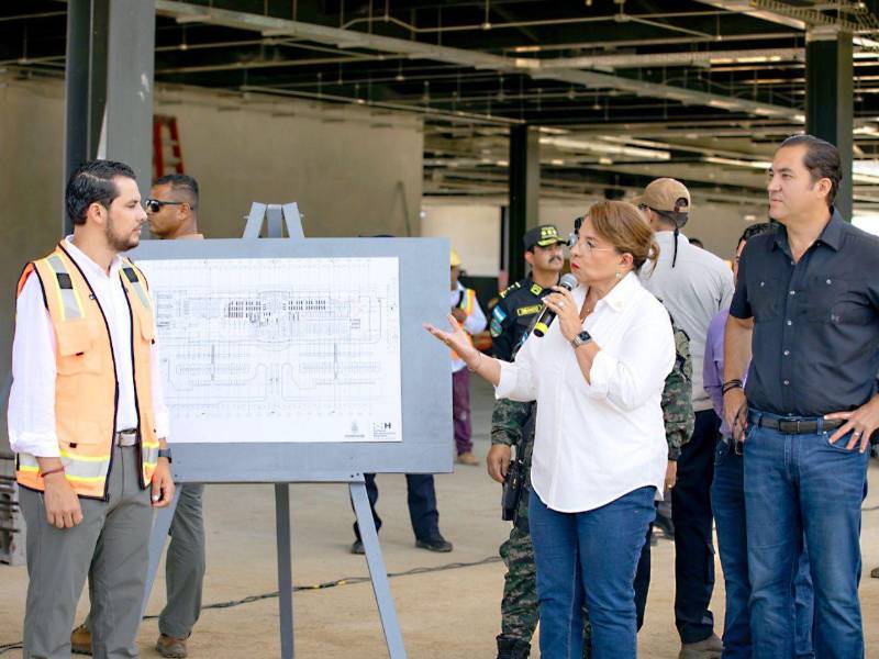La presidenta Xiomara Castro en la supervisión de las obras.