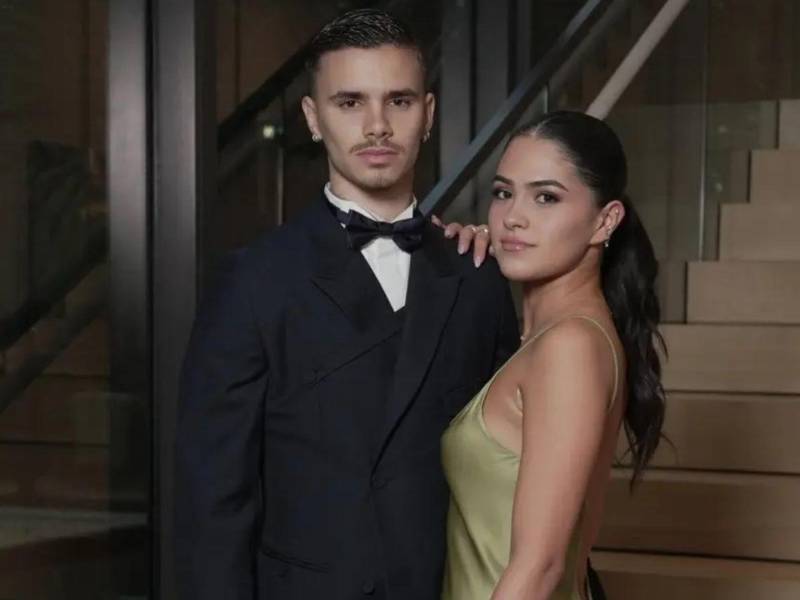 La DJ londinense de 23 años, Kim Turnbull, junto a su novio Romeo, de 22.