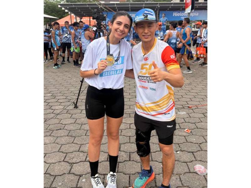 Claudia Canahuati comparte la misma pasión por el running con Shin Fujiyama y apoya la construcción de mil escuelas en el territorio hondureño.