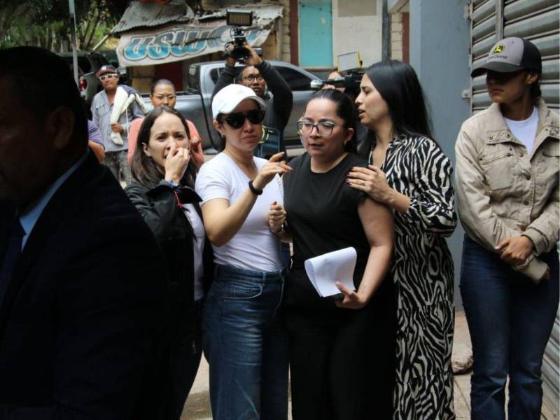 La familia de la estudiante de Odontología llora en la morgue.