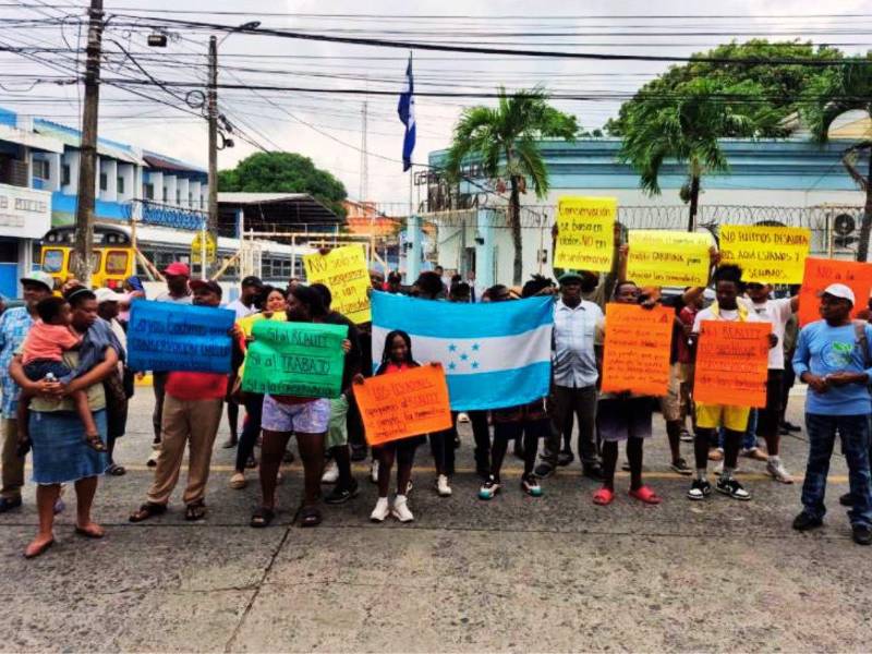En defensa de sus fuentes de ingreso y el turismo local, unos 80 garífunas de Cayos Cochinos y Nueva Armenia en Jutiapa, se manifestaron en La Ceiba para pedir la mediación del Gobierno y evitar que el <i>reality show</i> de vaya de la zona.