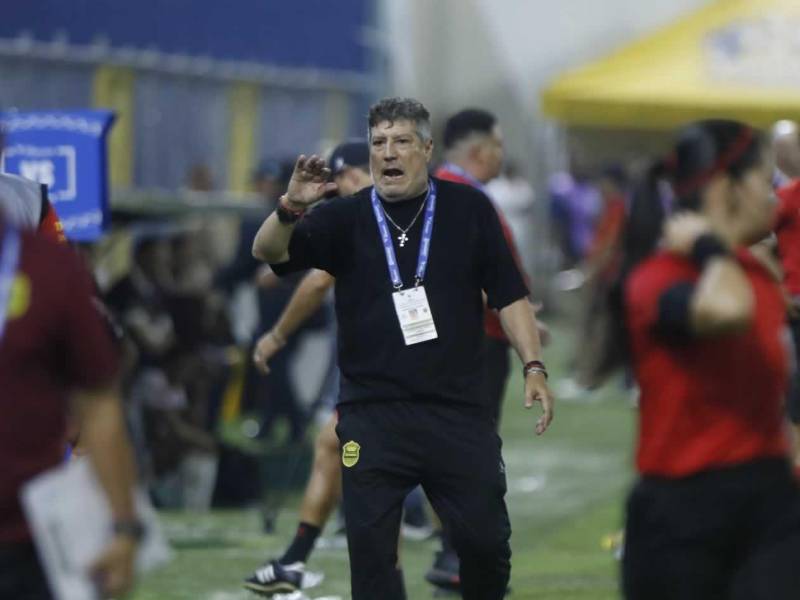 Hugo Viegas vivió con intensidad el Clásico ante el Olimpia.