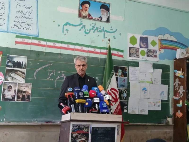 El portavoz de Exteriores de Irán, Ismail Baghaei, en una rueda de prensa, celebrada en una escuela bombardeada de Teherán.
