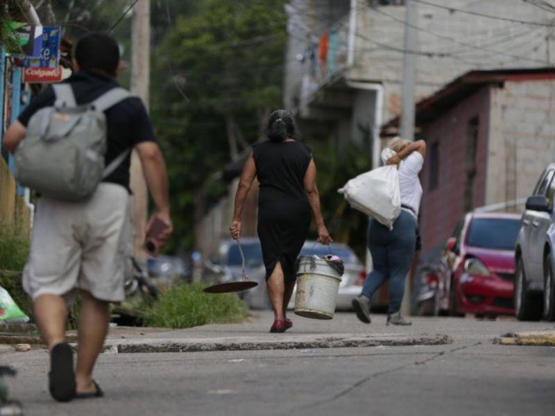 Las fuertes lluvias provocaron deslizamientos en zonas de alto riesgo, forzando a varias familias a desalojar sus hogares y refugiarse en albergues o con conocidos.