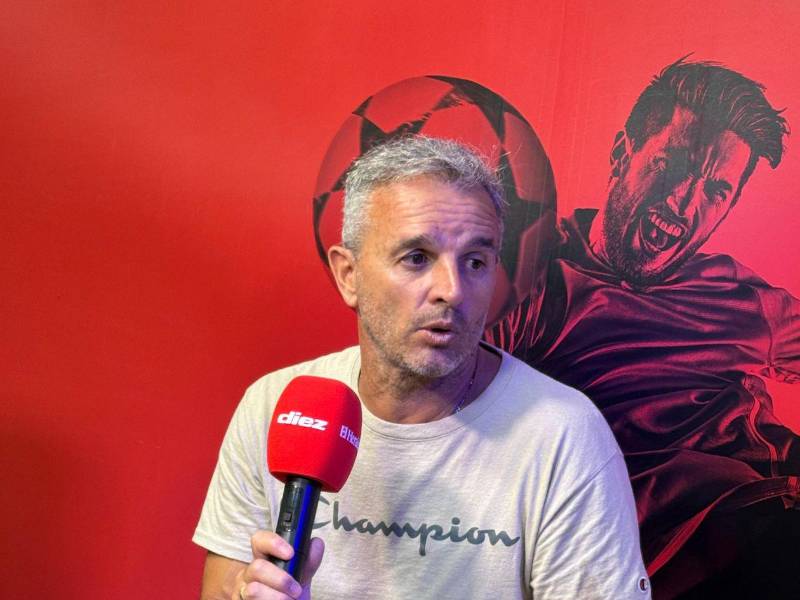 Pablo Lavallén en plena charla en redacción de La Prensa.