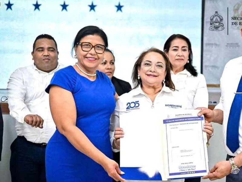 La ministra de Educación, Arely Argueta, junto a las autoridades departamentales y gubernamentales, durante la entrega de títulos de propiedad a 182 centros educativos del país.