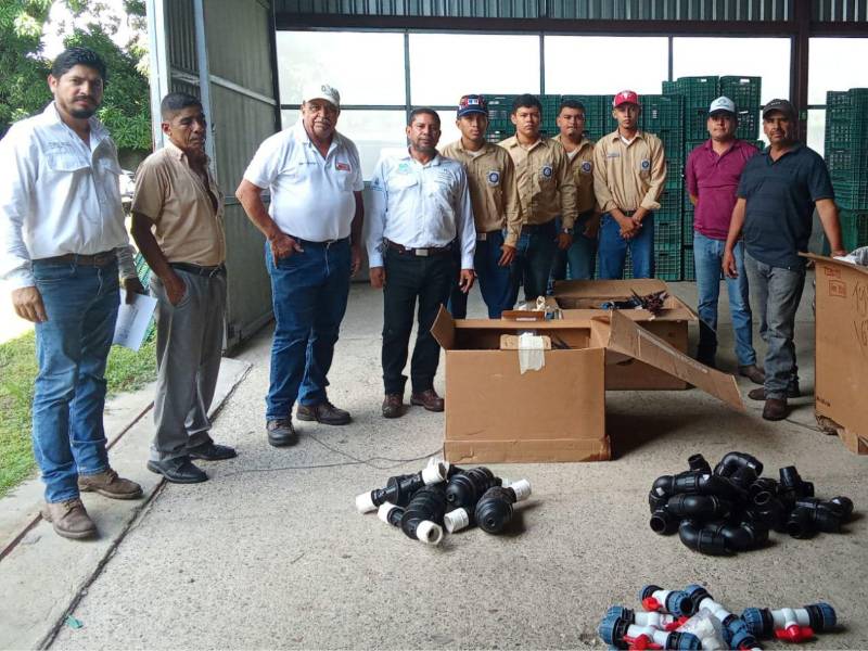 Productores de cítricos de Colón muestran materiales para sistema de riego que han instalado en las plantaciones con el apoyo de la Secretaría de Agricultura y Ganadería (SAG).
