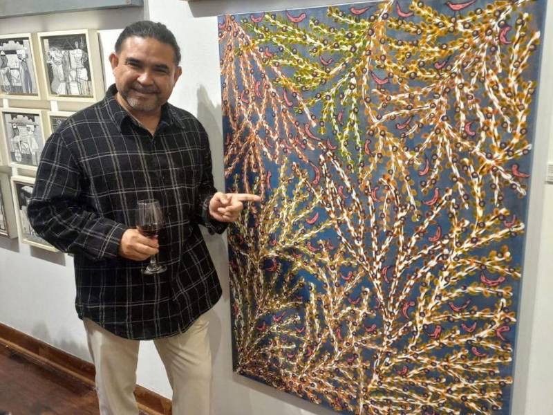 El artista hondureño Jaime Vallardo Chávez mostrando uno de sus cuadros.