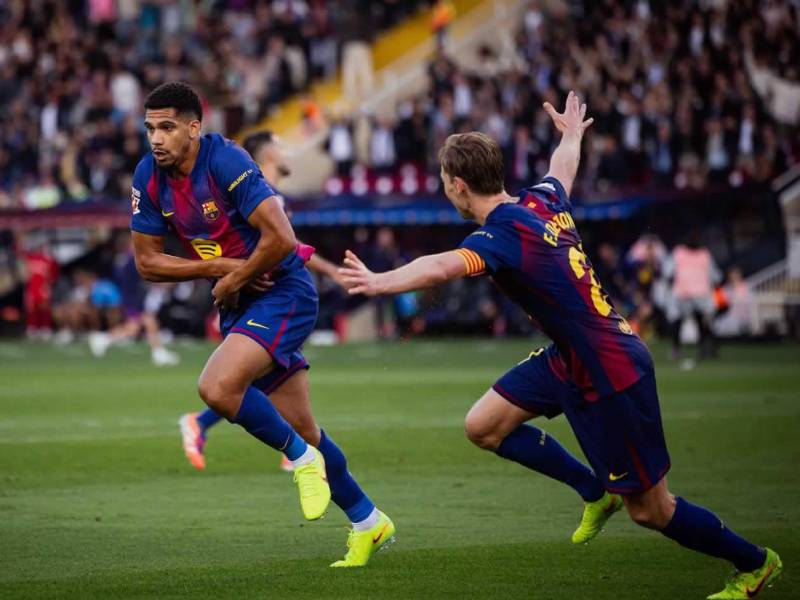 Ronald Araújo se convirtió en la figura del Barcelona con su gol en el último minuto.