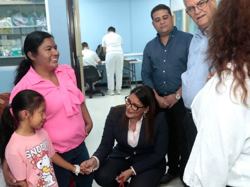 Miembros de la junta directiva de Mensajeros de la Paz Honduras visitaron a los pacientes beneficiados con la brigada.
