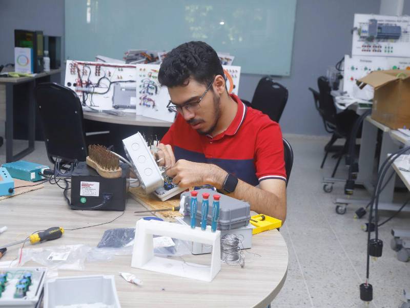 Los alumnos aprenden haciendo en el laboratorio de Fabricación Digital.
