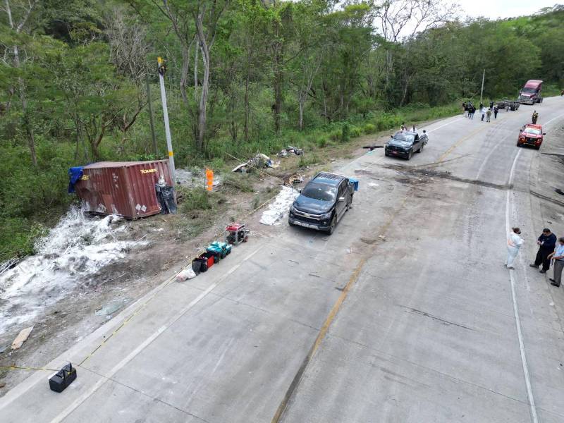 Las autoridades delimitaron un perímetro de seguridad de unos 800 metros en la zona del derrame para evitar la exposición al cianuro.