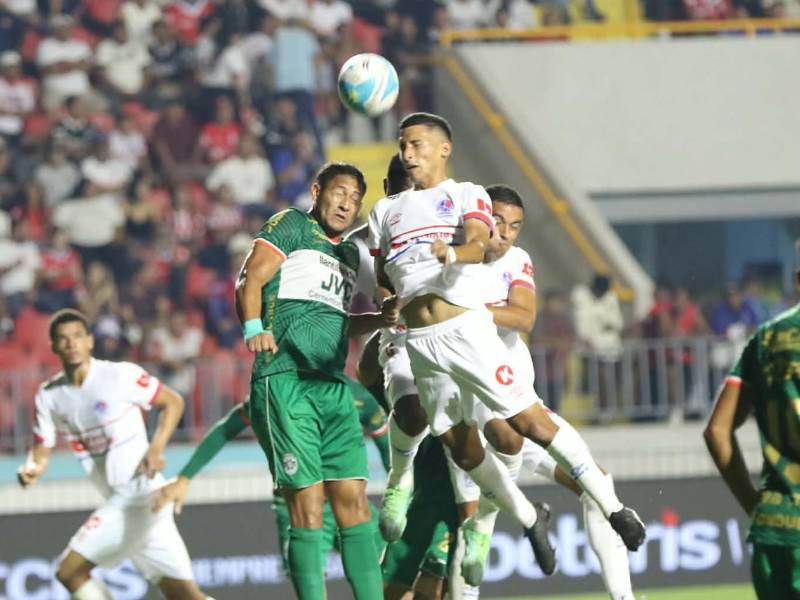 Emanuel Hernández del Olimpia le ganó el salto a Javier Rivera de Marathón y su cabezazo pasó a un costado del arco.