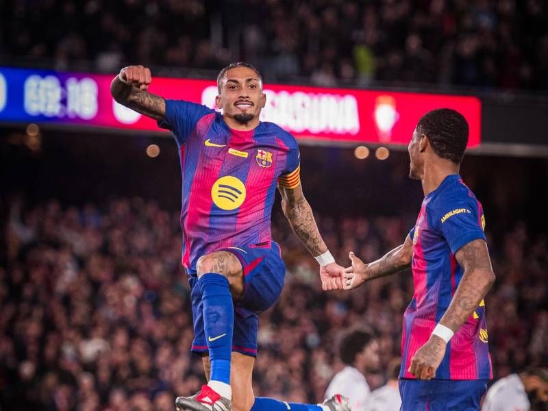 Raphinha celebrando su golazo para el 1-0 del Barcelona contra el Osasuna.