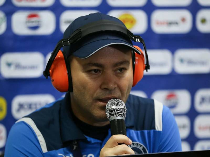 Javier López utilizó audiófonos para hablar ante los periodistas .