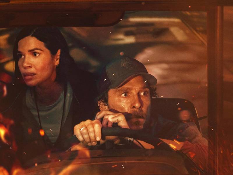 Fotograma cedido donde aparecen America Ferrera como Mary Ludwig y Matthew McConaughey como Kevin McKay, durante una escena de la película 'The Lost Bus'.
