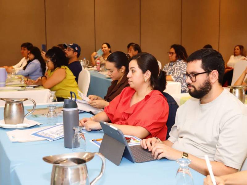 Cerca de 30 padres y madres de familia participaron en el taller.