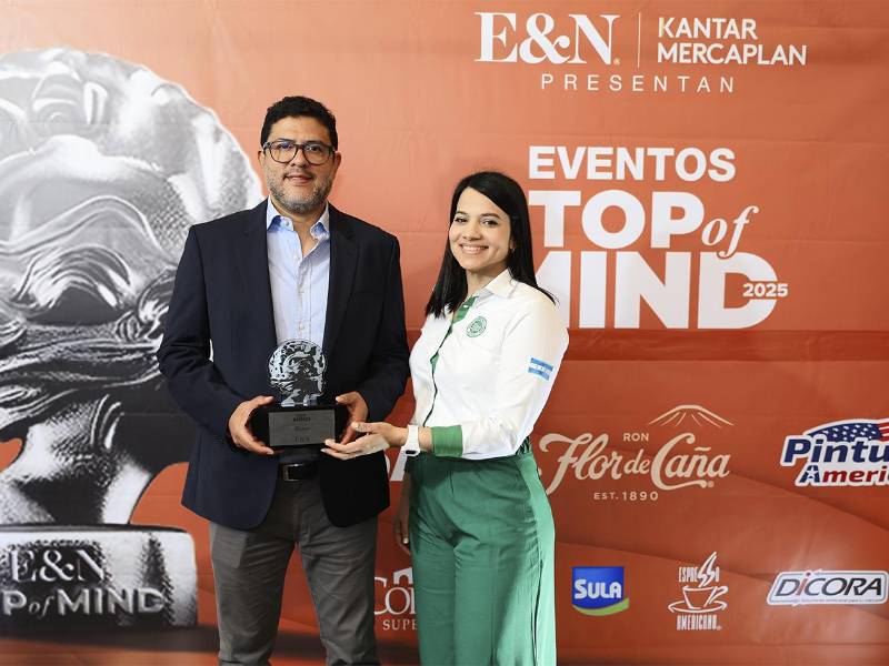 Hugo Barascout, gerente Comercial y Beverly Rivera, gerente de Mercadeo de Cementos del Norte S.A.