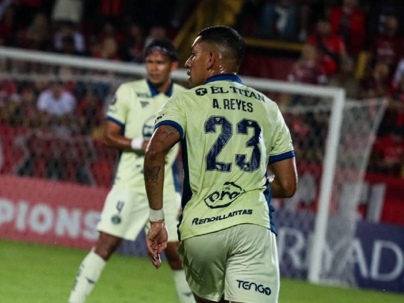José Alejandro Reyes destaca en el centro del Motagua en el estadio Alejandro Morera Soto.