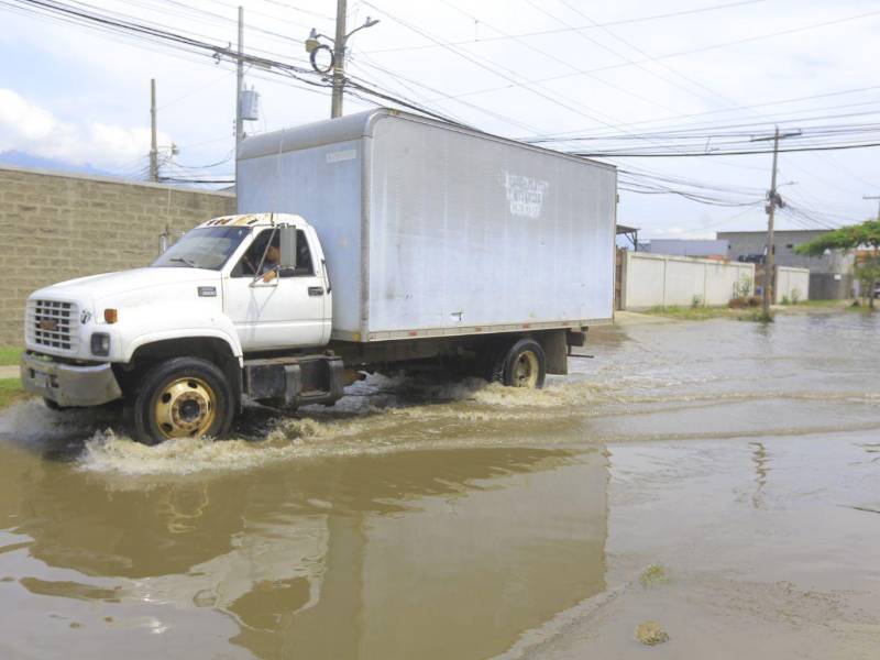 Vecinos y autoridades del centro educativo de la zona han solicitado apoyo a las autoridades para encontrar una solución permanente al problema de las inundaciones y los drenajes colapsados.